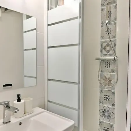 Apartment Avec Mezzanine Au Centre De - Ii *